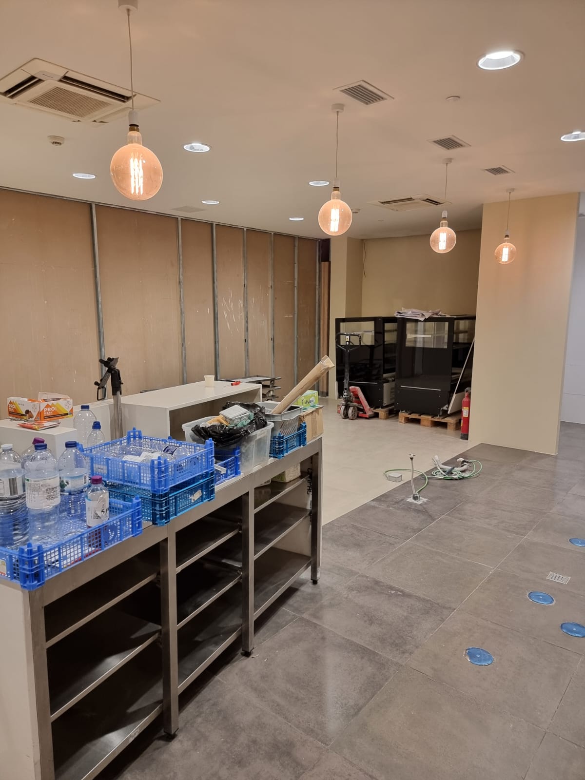 Pendentes Globo em Espaço Comercial