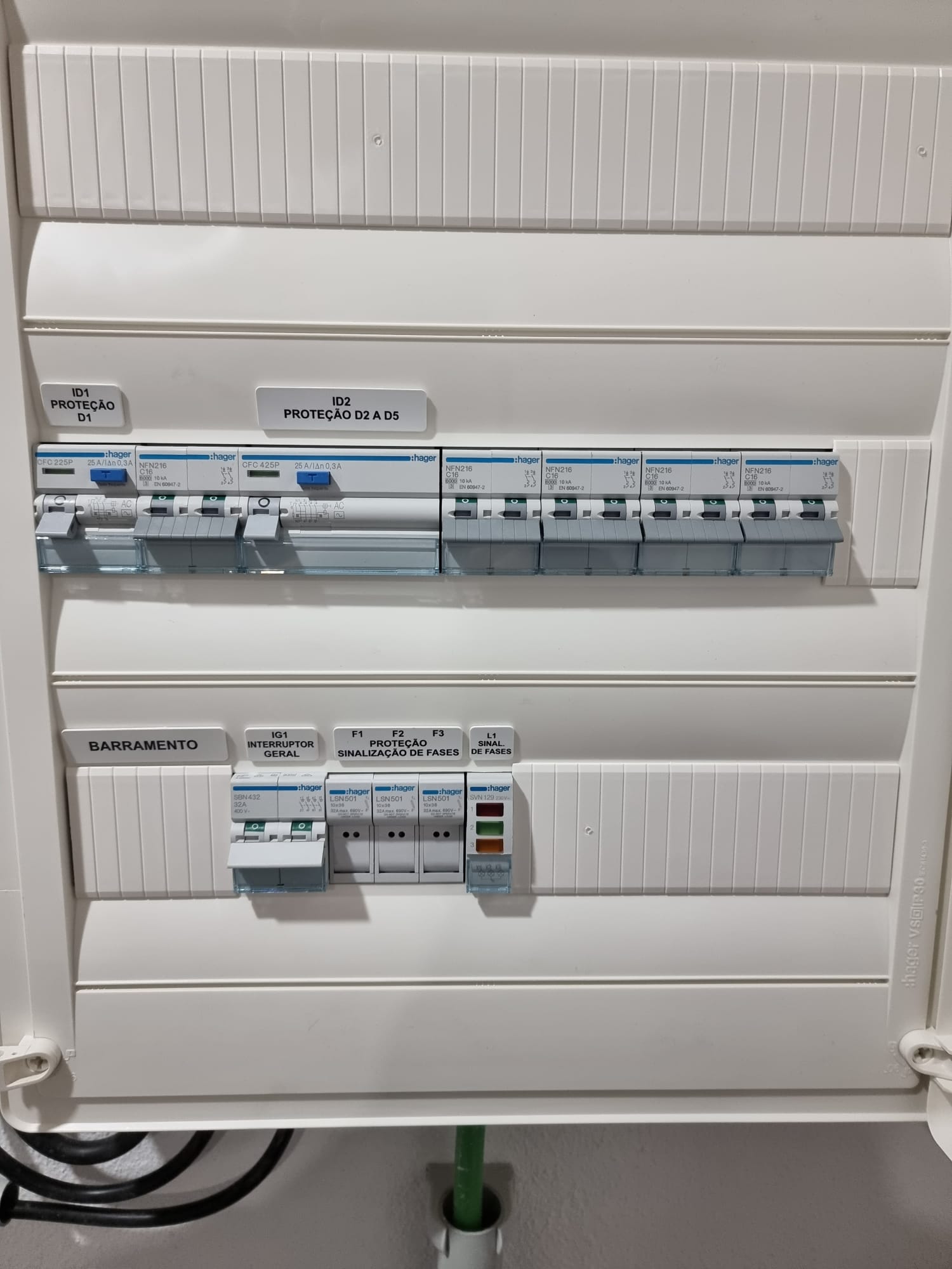 Quadro Elétrico com Disjuntores Hager